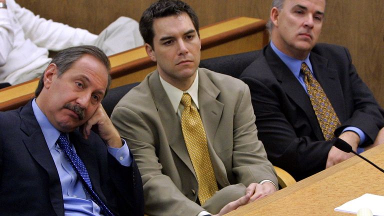 Scott Peterson (C) and defence lawyer Mark Geragos (L) at Peterson's murder trial in 2004