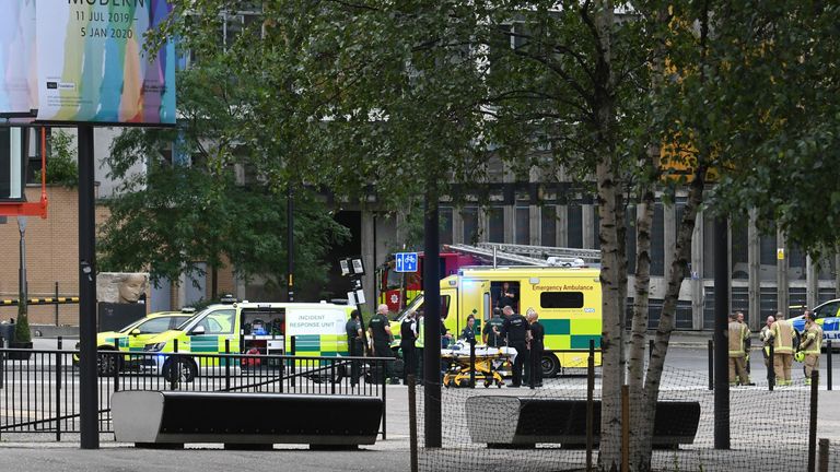 Police, ambulance crews and fire crews are seen outside the Tate Modern gallery in London on August 4, 2019 after it was put on lock down and evacuated after an incident involving a child falling from height and being airlifted to hospital. - London&#39;s Tate Modern gallery was evacuated on Sunday after a child fell "from a height" and was airlifted to hospital. A teenager was arrested over the incident, police said, without giving any details of the child&#39;s condition. (Photo by Daniel SORABJI / AF