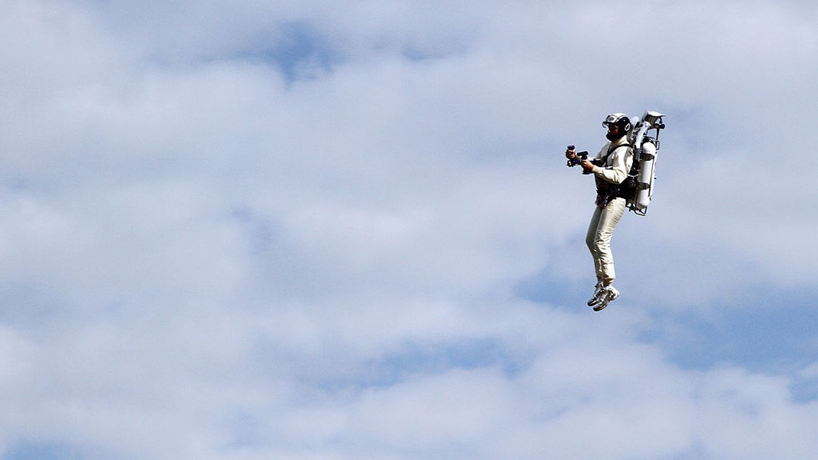 Video Airplane pilots spot a person wearing a jetpack and flying at 3,000  feet - ABC News