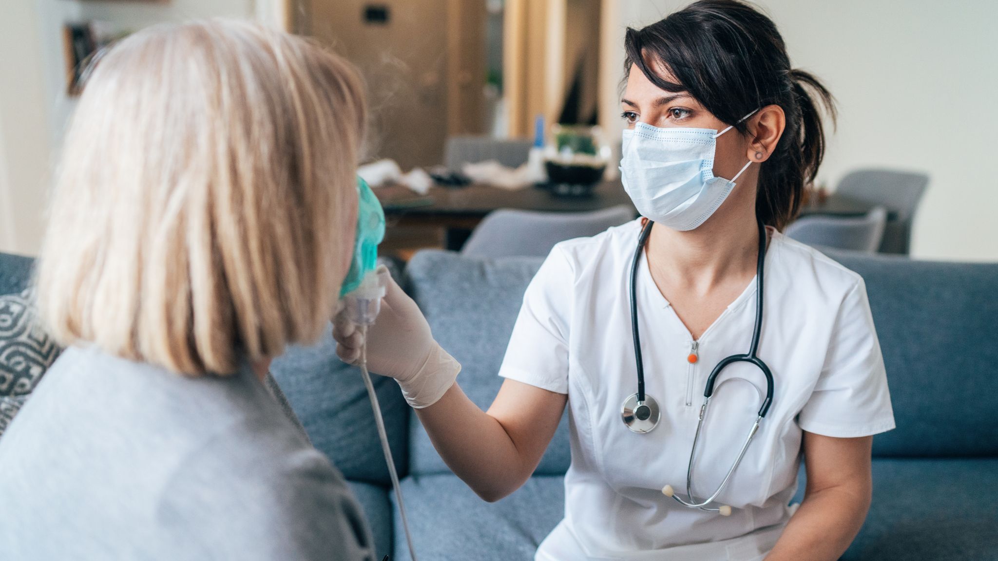 Доктор фото дома Coronavirus: More than half of COVID-19 patients experience ongoing fatigue, stu