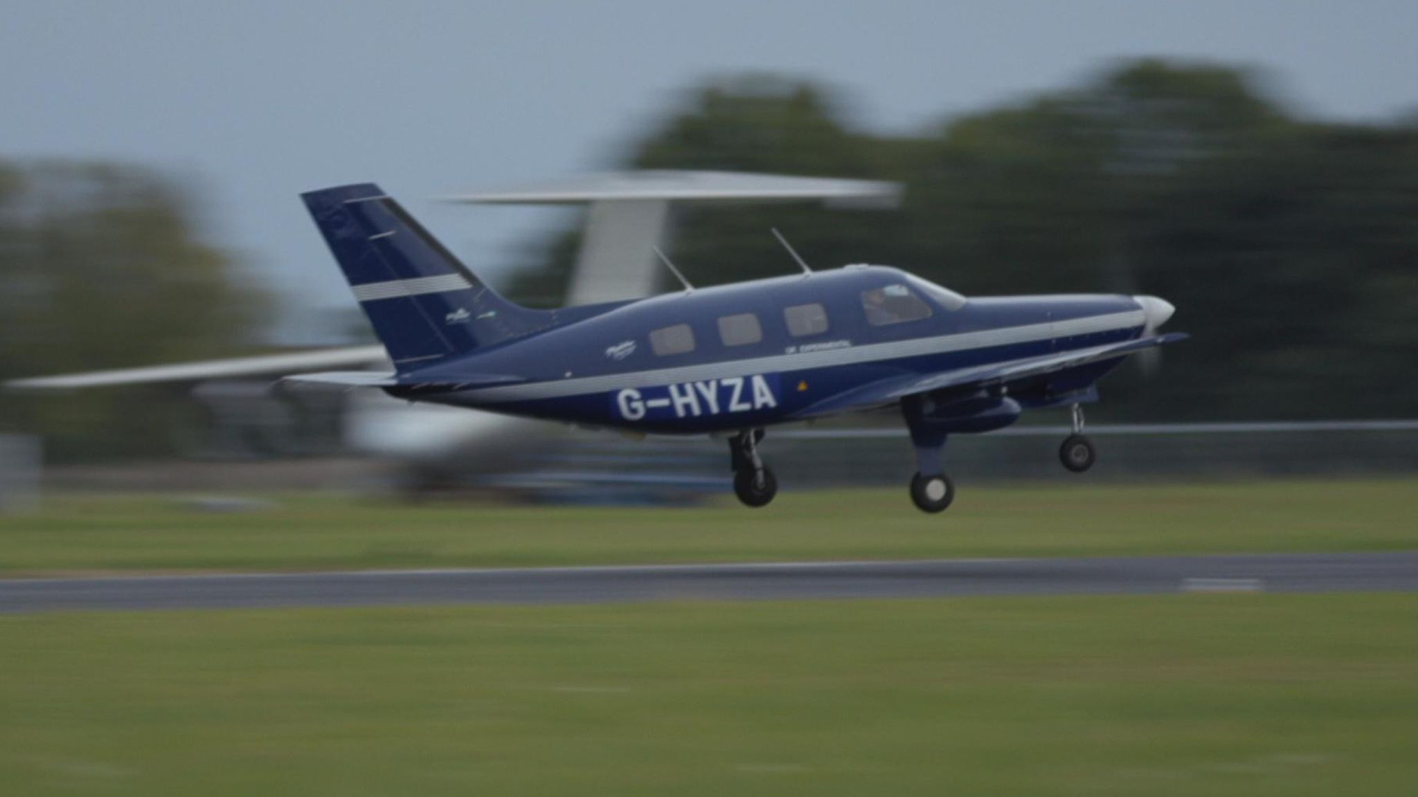 World's first hydrogen-powered commercial aircraft takes to the skies above Bedfordshire | Science & Tech News | Sky News