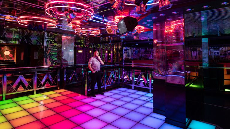 Gavin McQueen, le directeur général de la discothèque Leeds PRYZM, pose pour une photo à l'intérieur de sa discothèque à Leeds, dans le centre de l'Angleterre, le 18 septembre 2020, car elle reste fermée en raison des restrictions gouvernementales en cours sur le secteur des boîtes de nuit pour supprimer la transmission du coronavirus.  - Les discothèques PRYZM de grande capacité, qui sont au nombre de 12 au Royaume-Uni, font partie du Deltic Group - le plus grand opérateur britannique de bars et clubs nocturnes.  Au Royaume-Uni, les boîtes de nuit sont l'une des seules classes de lieux de divertissement qui n'ont pas encore été autorisées à rouvrir depuis le début de la crise sanitaire du coronavirus, et les artistes et (Photo par OLI SCARFF / AFP) / POUR ALLER AVEC AFP STORY BY VERONIQUE DUPONT (Photo par OLI SCARFF / AFP via Getty Images)