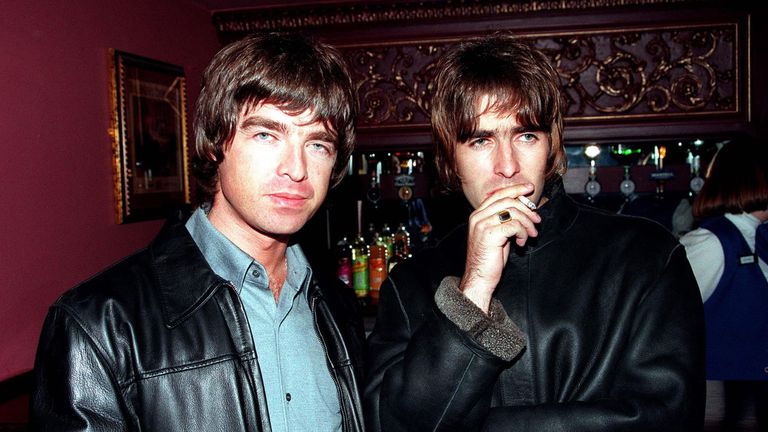 Londres - 1995: El cantante principal de Oasis, Liam Gallagher, y su hermano Noel Gallagher en la noche de apertura del espectáculo de comedia de Steve Coogan en el West End de Londres.  (Foto de Dave Hogan/Getty Images)