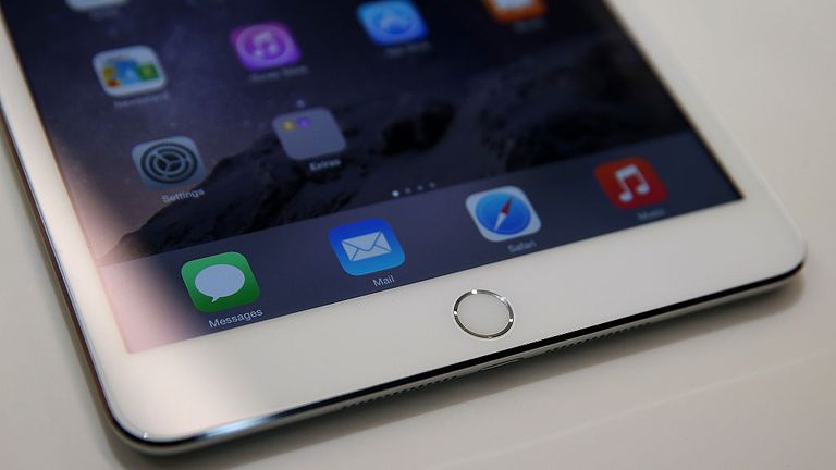 КУПЕРТИНО, Калифорния — 16 ОКТЯБРЯ: Панель сенсорного удостоверения личности была замечена на новом iPad Mini 3 во время специального мероприятия Apple 16 октября 2014 года в Купертино, Калифорния.  Apple представила новые iPad Air 2, iPad Mini 3 и iMac с дисплеем Retina 5K.  (Фото Джастина Салливана/Getty Images)