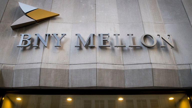 The Bank of New York Mellon Corp. building at 1 Wall St. is seen in New York&#39;s financial district March 11, 2015. REUTERS/Brendan McDermid (UNITED STATES - Tags: BUSINESS)