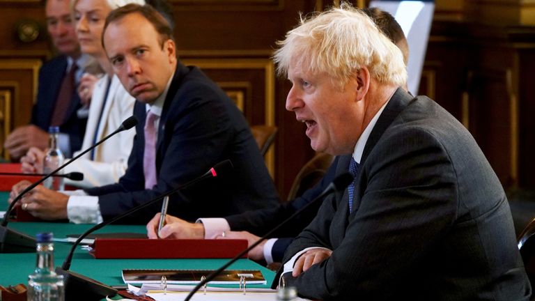 Le secrétaire britannique à la Santé, Matt Hancock, regarde le Premier ministre Boris Johnson parler lors d'une réunion du cabinet au Foreign Office à Londres, en Grande-Bretagne, le 15 septembre 2020. Jonathan Buckmaster/Pool via REUTERS