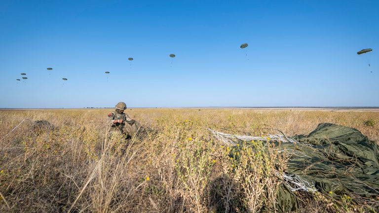 Des centaines de parachutistes britanniques ont sauté en Ukraine, aux côtés de soldats de l'unité d'élite Pathfinder de l'armée, pour un exercice près de la frontière avec la Crimée.  Fourni par le ministère de la Défense