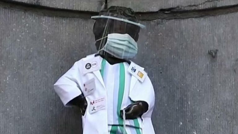Manneken Pis dressed up to honour Brussels health workers