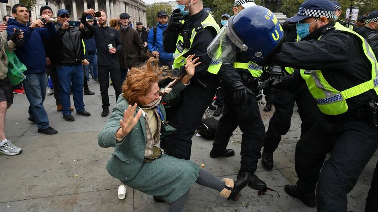 Coronavirus: Officers and protesters hurt as police try to clear anti-lockdown rally in central London | UK News - News AKMI