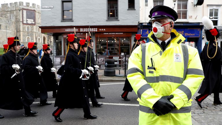 FILE PHOTO: A security guard wearing a mask stands in front of Windsor Castle as the number of coronavirus cases grows worldwide, Britain, March 17, 2020. REUTERS / Paul Childs / File Photo