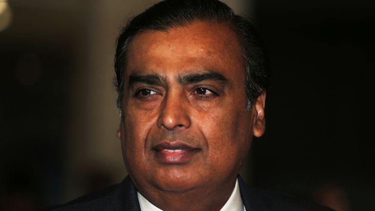 Mukesh Ambani, presidente y director general de Reliance Industries, llega para dirigirse a la reunión general anual de la compañía en Mumbai, India, el 5 de julio de 2018