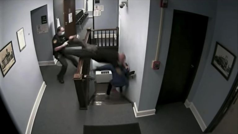 Dramatic Moment Prisoner Makes Escape From Courtroom In Ohio Us News Sky News