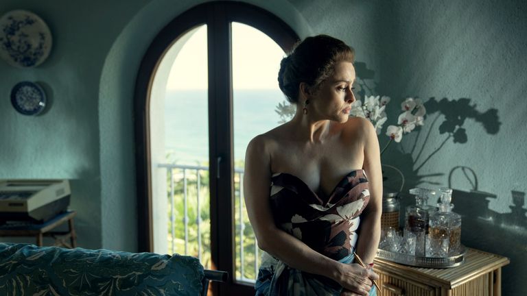 Helena Bonham Carter dans le rôle de la princesse Margaret dans une première image de la nouvelle série à venir de The Crown.  Image : Netflix