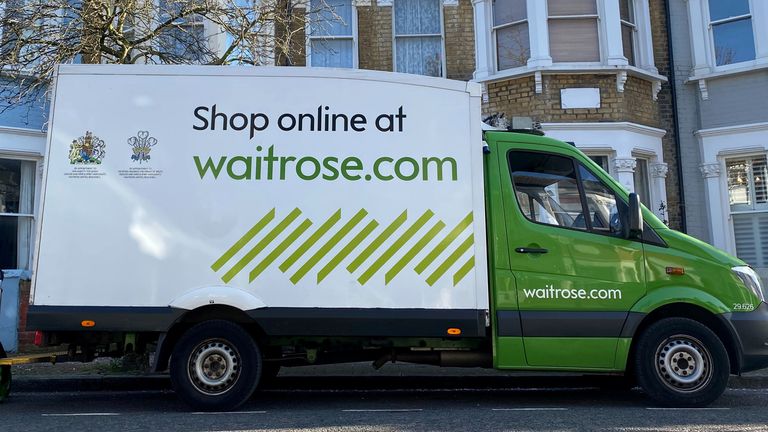 Un chauffeur emballe des cartons après avoir livré des produits d'épicerie Waitrose dans une maison de Hackney, Londres, Grande-Bretagne, alors que la propagation de la maladie à coronavirus (COVID-19) se poursuit, 24 mars 2020
