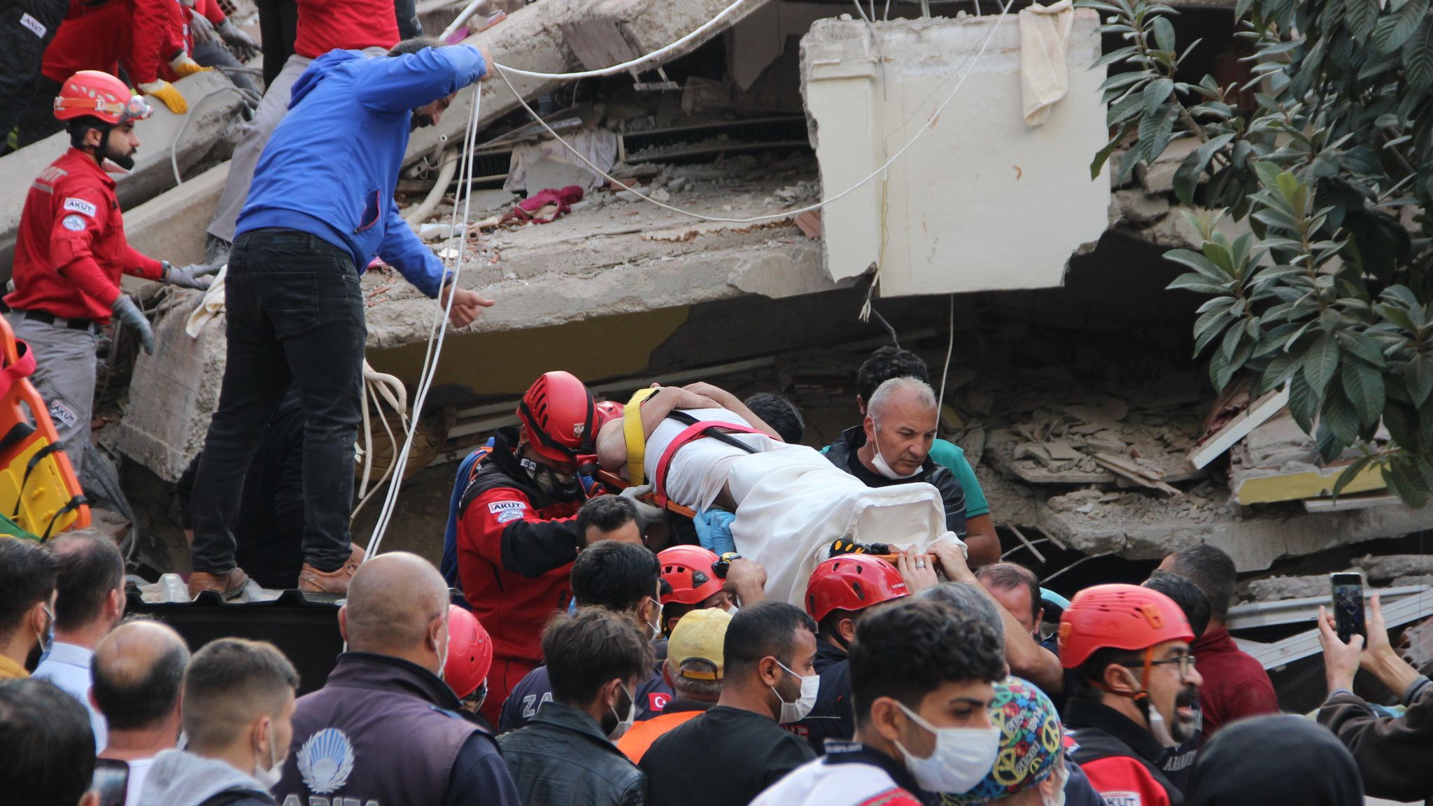 Twenty-seven dead and more than 800 injured after earthquake strikes ...