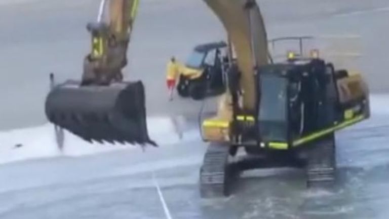 Excavator pulls out car out of sea in south Australia