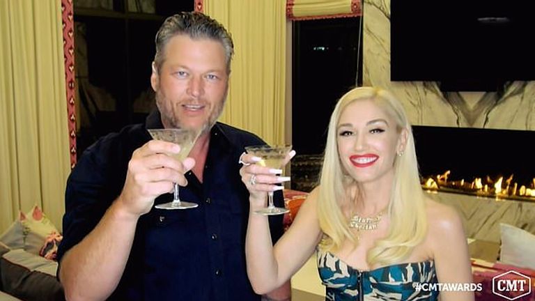 Blake Shelton (left) and Gwen Stefani toast their win for collaborative video of the year. Pic: CMT 