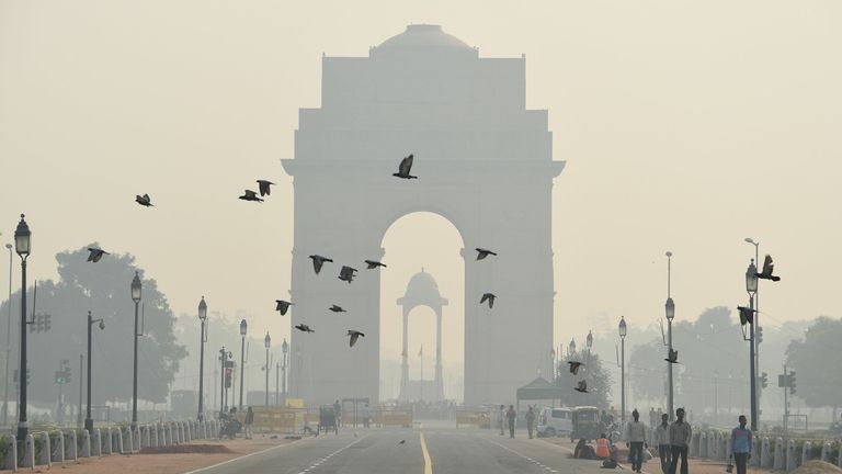 TOPSHOT - Indian pedestrians walk near the India Gate monument amid heavy smog in New Delhi on October 28, 2016. - India&#39;s capital, with 18 million residents, has the world&#39;s most polluted air, worsening in winter as temperatures drop and farmers burn off fields after the summer harvest. (Photo by Dominique Faget / AFP) (Photo by DOMINIQUE FAGET/AFP via Getty Images)
