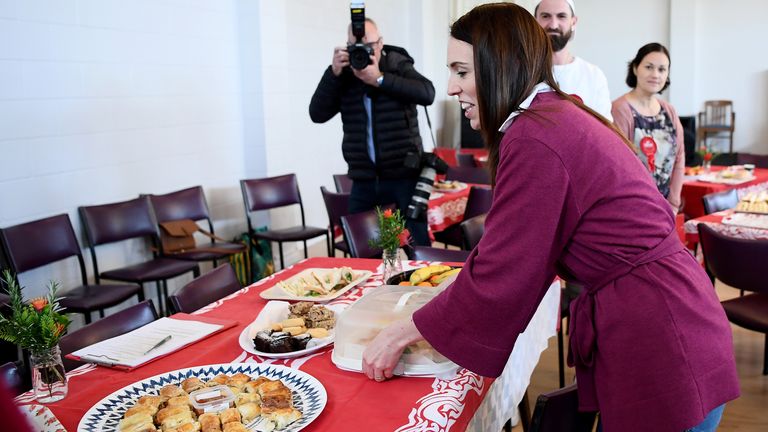 La Sra. Ardern trajo los bollos para agradecer a los voluntarios de Polish House en Auckland. 