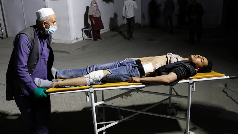 رجل أفغاني ينقل مصابا في مستشفى بعد تفجير انتحاري في كابول ، أفغانستان ، 24 أكتوبر ، 2020. رويترز / محمد إسماعيل
