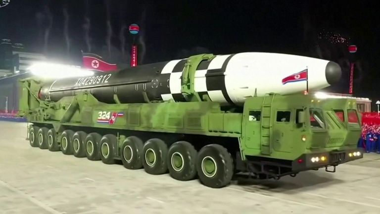 La Corée du Nord a montré ce que l'on pense être un nouveau missile balistique intercontinental lors d'un défilé militaire tôt le matin