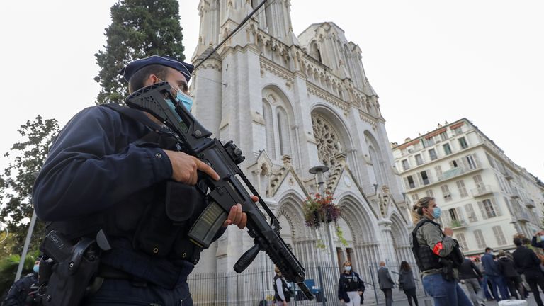 Un Policier Armé Monte La Garde Près De L'Église Notre-Dame Où L'Attaque A Eu Lieu