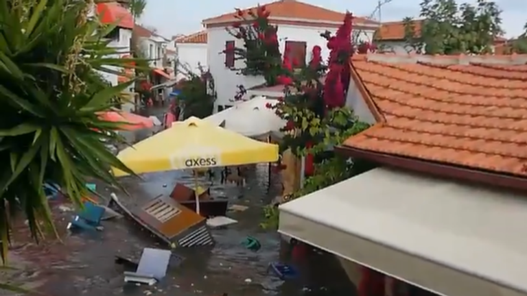 A strong earthquake of magnitude 7 has hit holiday hotspots in Turkey and Greece, causing substantial flooding
