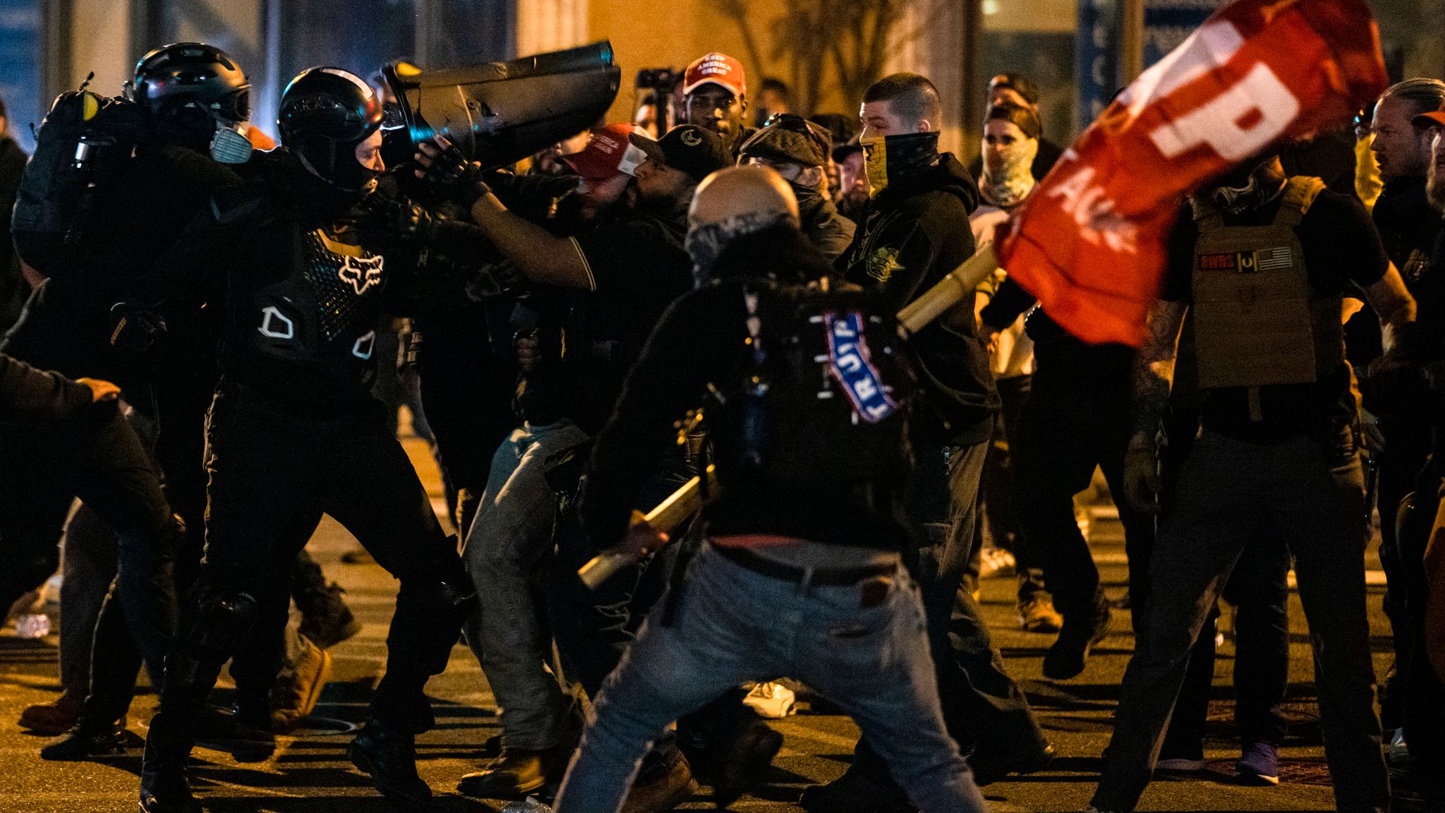 Перестрелка между бандами в Америке. Митинг 266 в Америке. Сторонники и противники картинки. Сторонники борьбы за Украину в США.