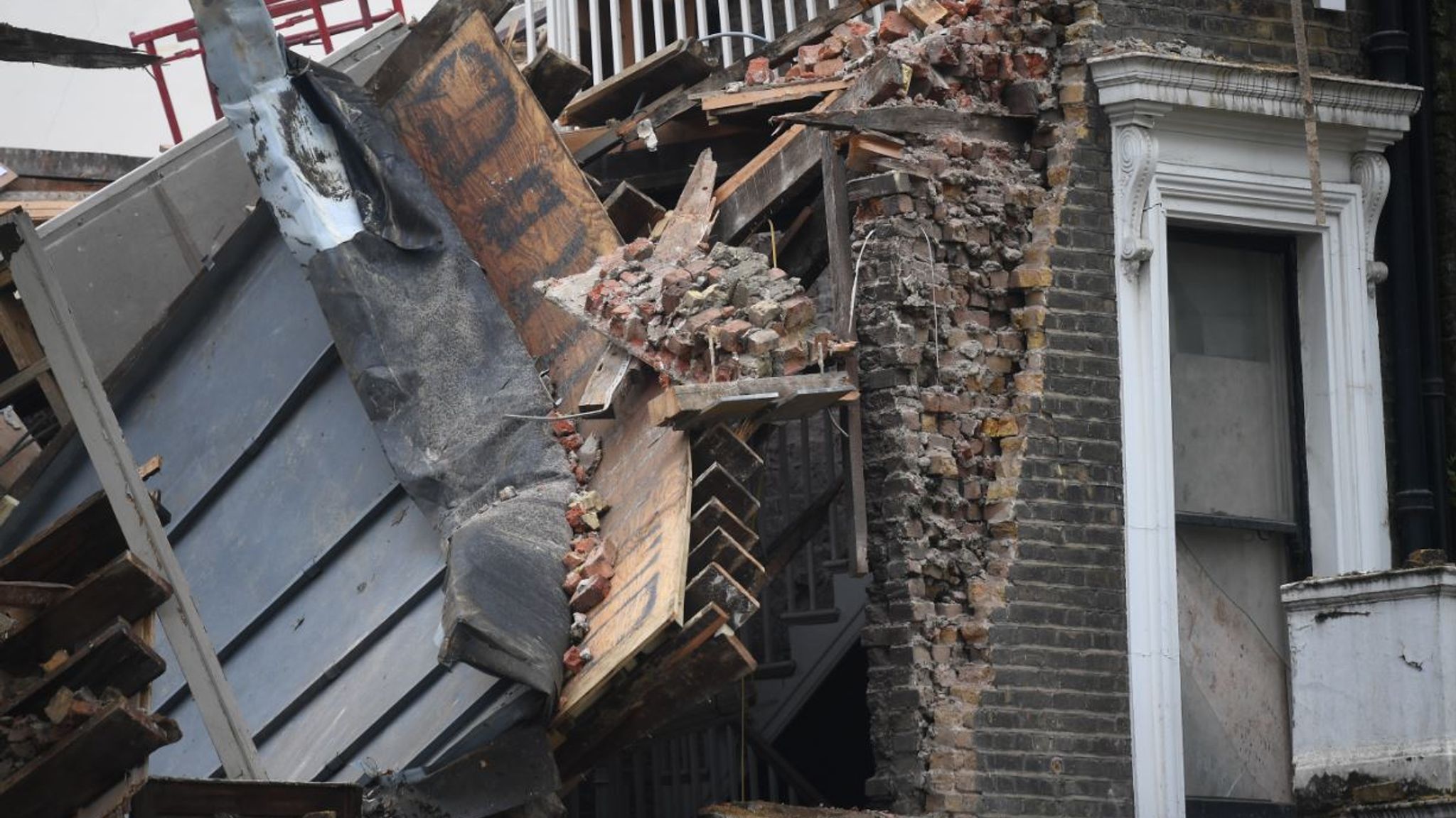 Two multimillion pound houses collapse in Chelsea and dozens of