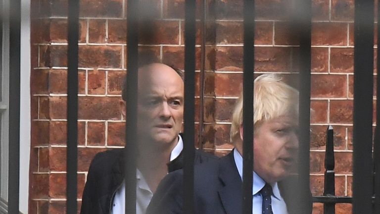 Le Premier ministre Boris Johnson avec son assistant principal Dominic Cummings alors qu'ils quittent Downing Street, au centre de Londres.