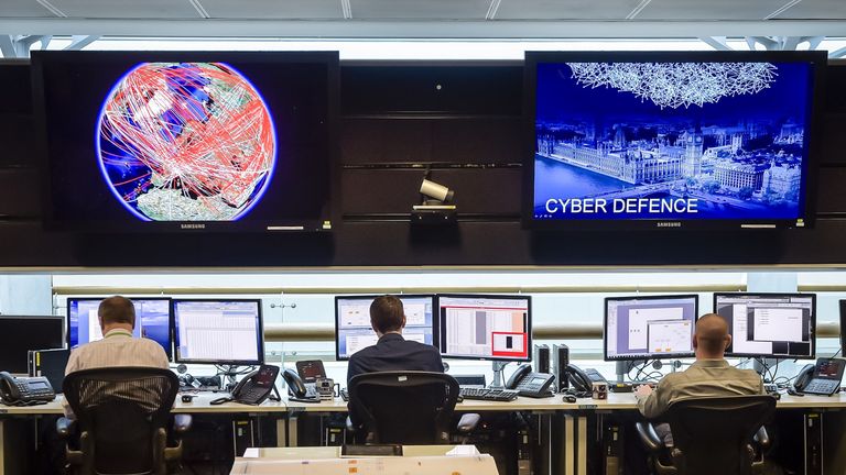 Une vue générale de la salle des opérations 24 heures sur 24 au siège de la communication du gouvernement (GCHQ) à Cheltenham le 17 novembre 2015. AFP PHOTO / POOL / Ben Birchall (Crédit photo doit lire Ben Birchall / AFP via Getty Images)