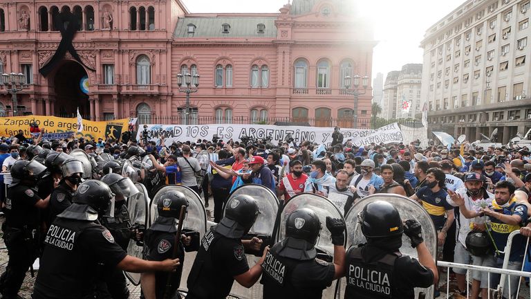 BUENOS AIRES, ARGENTINA - NOVEMBER 26: Police clash with fans of Diego Maradona after  during Diego Maradona's funeral on November 26, 2020 in Buenos Aires, Argentina. Maradona died of a heart attack at his home on Thursday 25 aged 60 . He is considered among the best footballers in history and lead his national team to the World Cup in 1986. President of Argentina Alberto Fernandez declared three days of national mourning. (Photo by Jam Media/Getty Images)