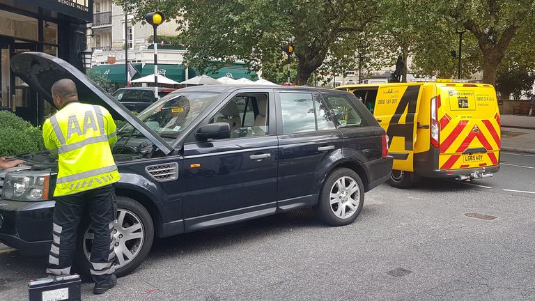 An AA patrol works on a 2006 Land Rover Range Rover Sport diesel-engined vehicle in central London. 
