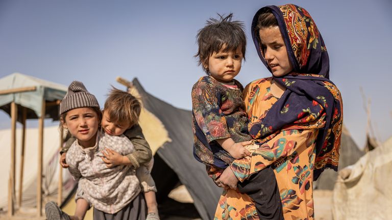 شوغوفا (إلى اليمين) مع أختها الصغرى فاطمة في مستوطنة بالقرب من مزار الشريف ، أفغانستان.  الموافقة المسبقة عن علم: Jim Huylebroek / Save The Children