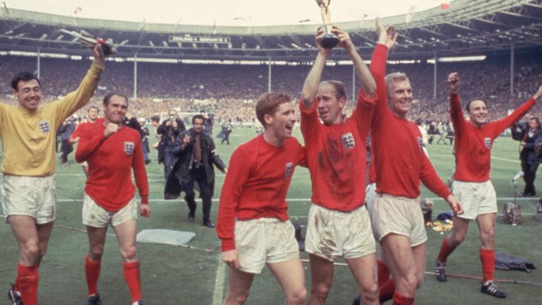 Sir Bobby Charlton: England 1966 World Cup hero and Manchester United  legend has dementia, FA confirms | UK News | Sky News