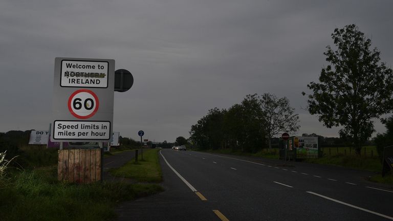 Un panneau Bienvenue en Irlande du Nord défiguré peut être vu à la frontière entre l'Irlande du Nord et la République d'Irlande