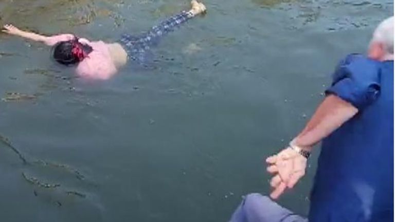 قفز ستيفن إليسون في الماء لمساعدة المرأة الغارقة