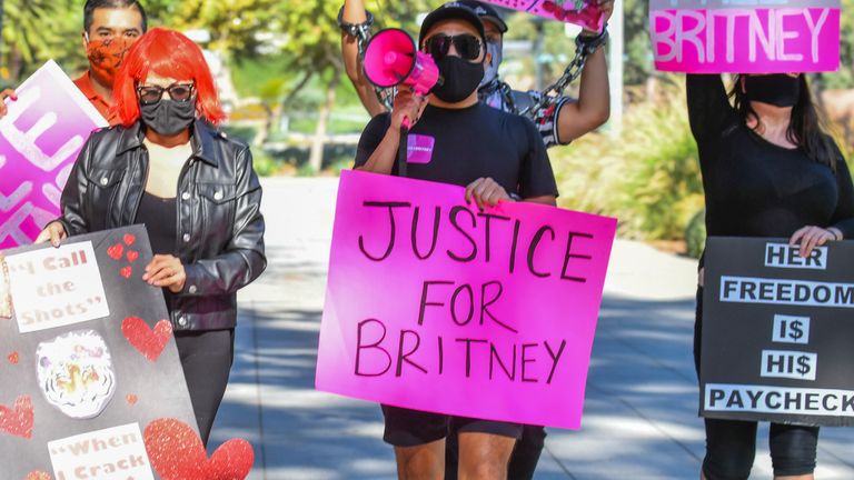 LOS ANGELES, CALIFORNIA - OCTOBER 14: Protesters march at the #FreeBritney protest outside of the courthouse on October 14, 2020 in Los Angeles, California. (Photo by Rodin Eckenroth/Getty Images)
