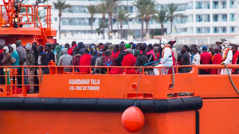 Migrants arrive aboard a Spanish maritime rescue boat after being rescued at sea south of Spain&#39;s Canary Islands at the port of Arguineguin on the island of Gran Canaria, Spain, June 18, 2018. REUTERS/Borja Suarez
