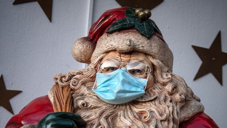 November 23, 2020, Lower Saxony, Delmanhurst: A Santa Claus was wearing a protective mask.  For months the Borchart family had been doing handicrafts and decorations.  Now their house is illuminated at the top of the roof.  Photo: Cena Schuld / DPA