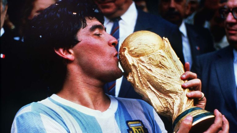 Diego Maradona embrasse la Coupe du monde après que l'Argentine ait battu l'Allemagne de l'Ouest en 1986