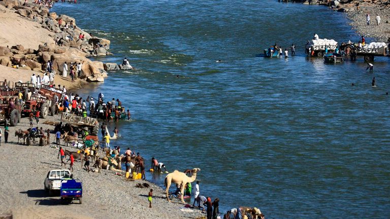 لاجئون إثيوبيون فروا من القتال في منطقة تيغراي يتجمعون على ضفاف نهر حدودي مع السودان