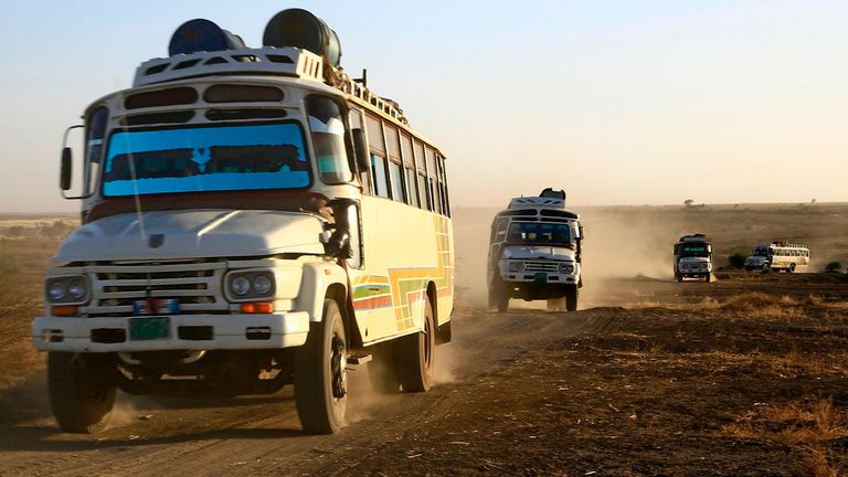 حافلات تقل اللاجئين الإثيوبيين إلى مخيم داخل السودان