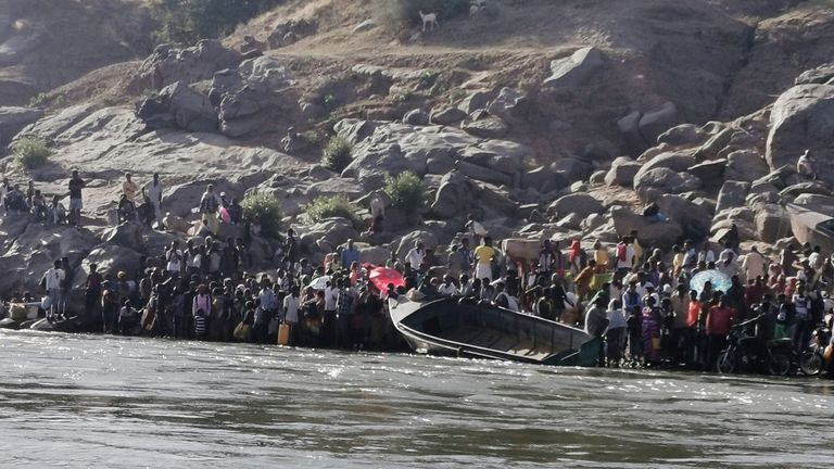 إثيوبيون يفرون من القتال الدائر في منطقة تيغري ويعبرون نهر سيتيت على الحدود السودانية الإثيوبية في قرية حمدايت في ولاية كسلا الشرقية ، السودان. 