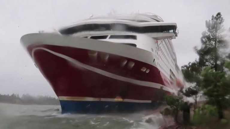 Ferry runs aground in Finland 