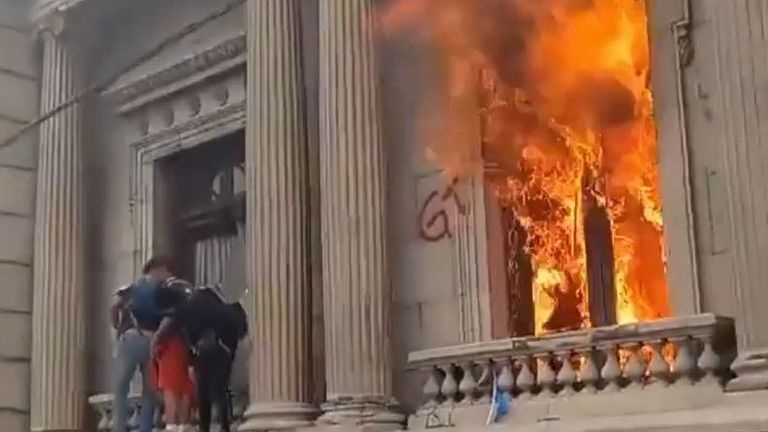 Protesters set fire to Guatemala&#39;s Congress building