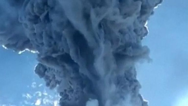 Lewotalo volcano erupts