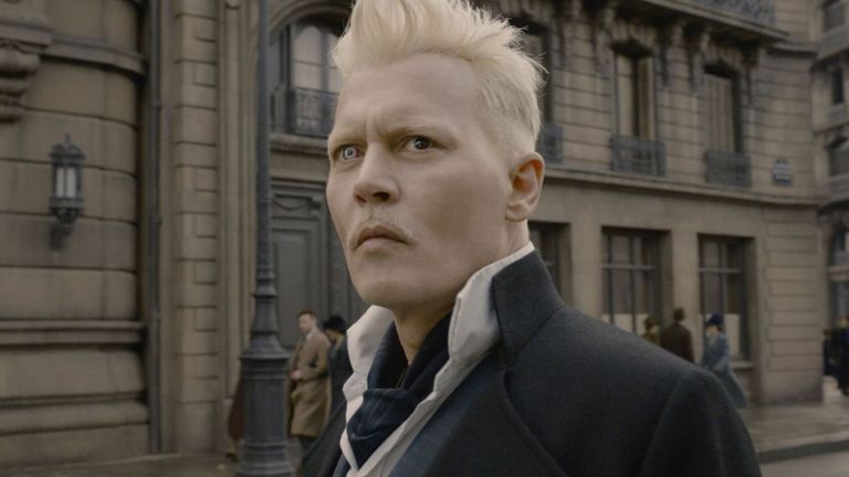 جوني ديب في دور جيليرت جريندلفالد في Fantastic Beasts: The Crimes of Grindelwald - 2018. الموافقة المسبقة عن علم: Warner Bros