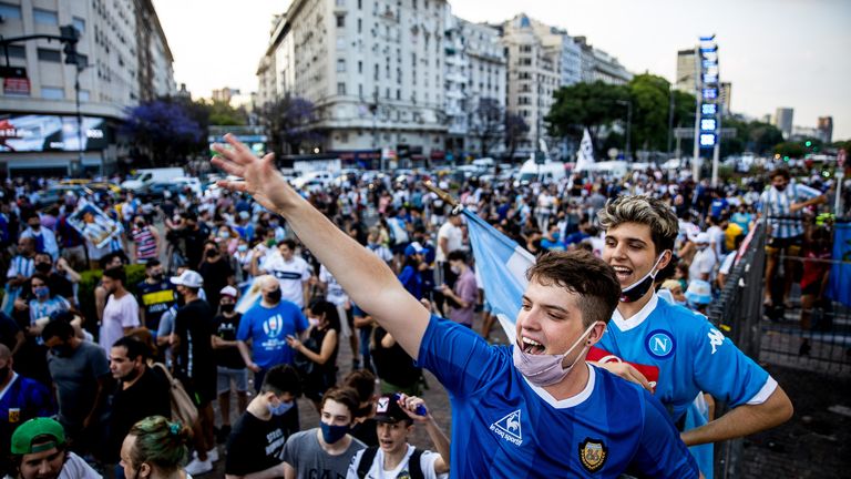 المشجعون يهتفون لدييجو مارادونا بعد أنباء وفاته في 26 نوفمبر 2020 في بوينس آيرس ، الأرجنتين