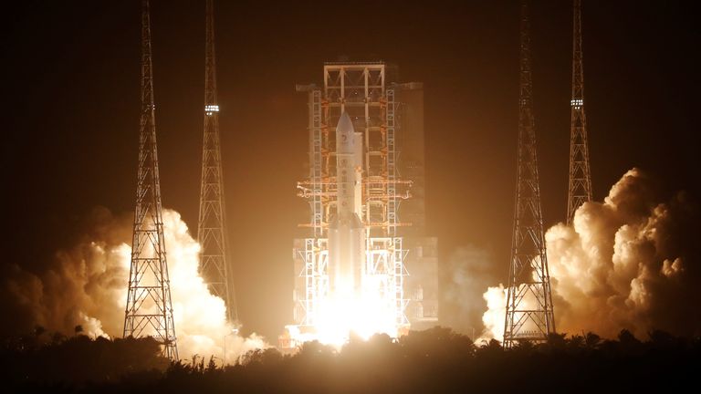 El cohete Long March-5 Y5, que transporta la sonda lunar Chang'e-5, despega del Centro de Lanzamiento Espacial Wenchang, en Wenchang, provincia de Hainan, China, el 24 de noviembre de 2020. REUTERS / Tingshu Wang